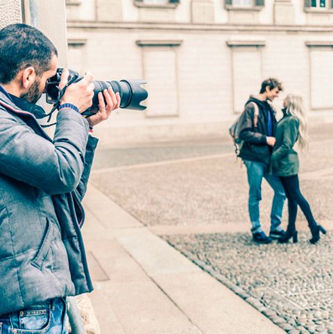 Hombre tomando foto a pareja